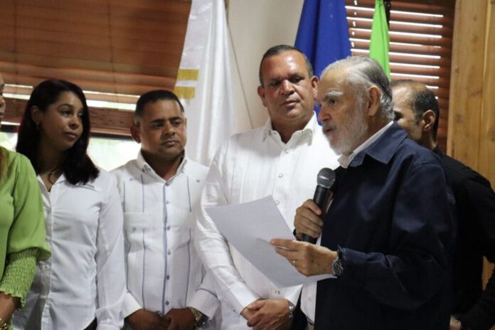 Medio Ambiente socializa situación ambiental de Constanza y Tireo con autoridades locales