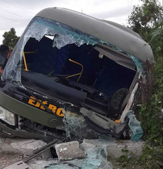 Miembros ERD resultan heridos tras accidentarse autobús