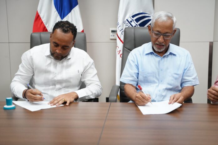 Minerd recibe terreno en Fantino para construcción de una escuela básica