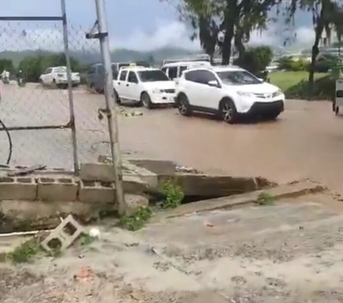 Mujer muere en Constanza tras caerle una pared por las inundaciones