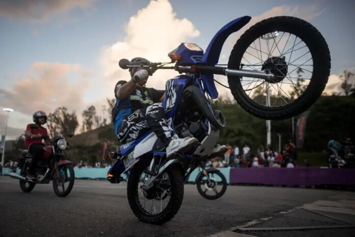 Nicolás Maduro declara las piruetas en motocicletas como un deporte nacional de Venezuela