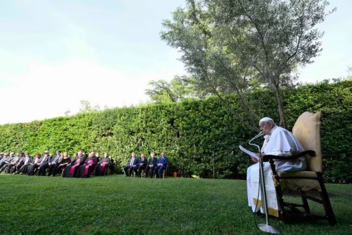 El papa Francisco en los Jardines Vaticanos durante la conmemoración del décimo aniversario del abrazo