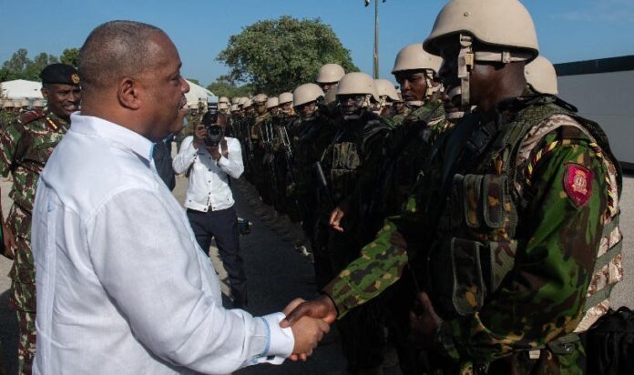 Primer ministro de Haití visita base están soldados de Kenia