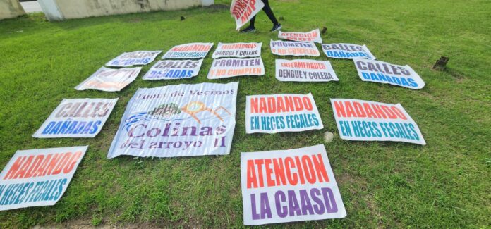 Residentes en Colinas del Arroyo II protestan por aguas negras que expulsan filtrantes