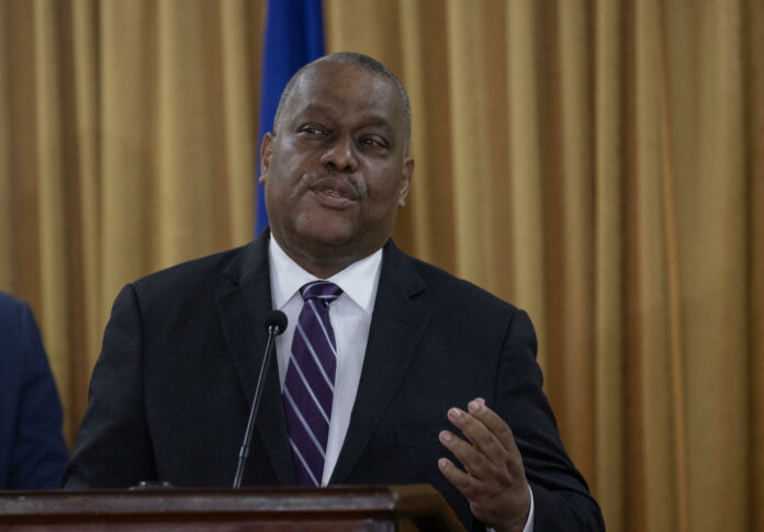 Salud de primer ministro de Haití es estable, pero seguirá ingresado