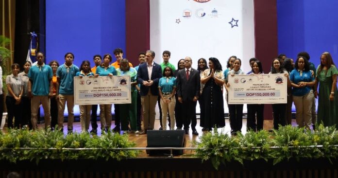 TC premia estudiantes en concurso derechos