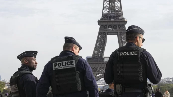 Tres detenidos por depositar ataúdes al pie de la Torre Eiffel: sospechas de manipulación rusa