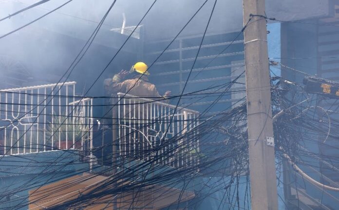 Un incendio afecta una edificación de tres casas; se queman dos