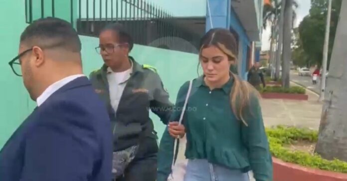 Venezolana acusada de atropellar a Julio de la Rosa Jr fue trasladada al Tribunal de Tránsito