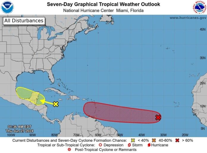 Vigilan tres ondas tropicales con probabilidades de convertirse en ciclón