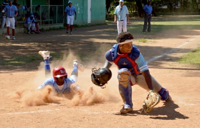 Villa Francisca a ley de uno título béisbol AA distrital