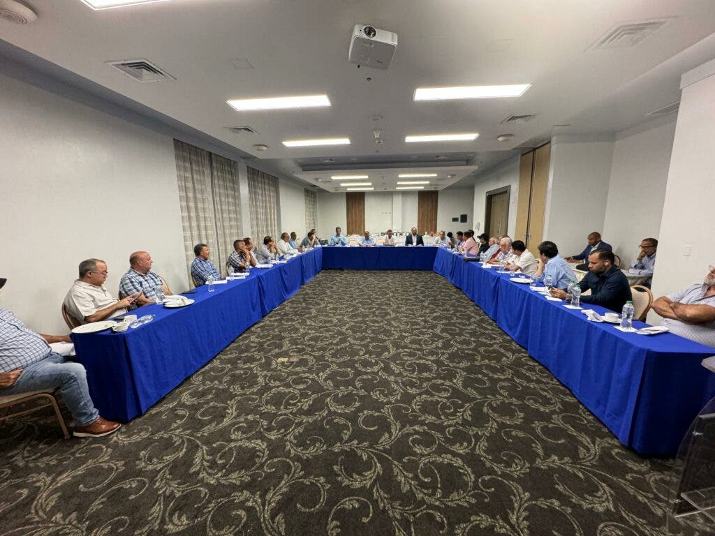 PIE DE FOTO 2 Vista de la reunion del director ejecutivos de Pro Consumidor Eddy Alcantara con los dirigentes de ADOFA