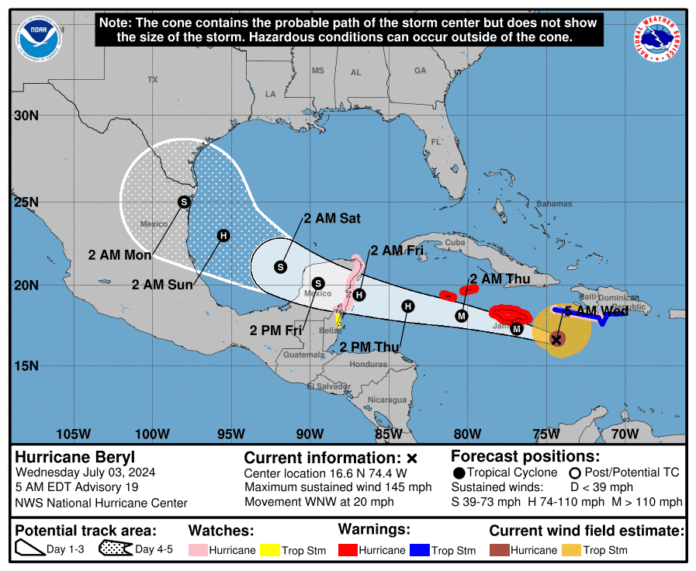 Huracán Beryl mantiene trayectoria hacia la Península de Yucatán en sureste de México
