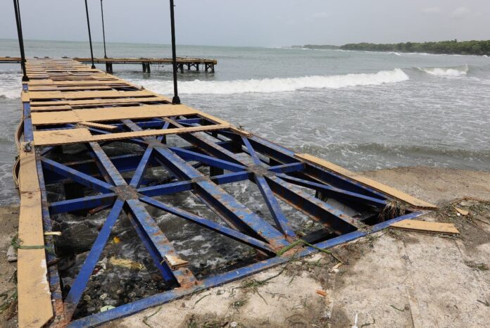 Huracán Beryl destroza botes y bienes Palenque