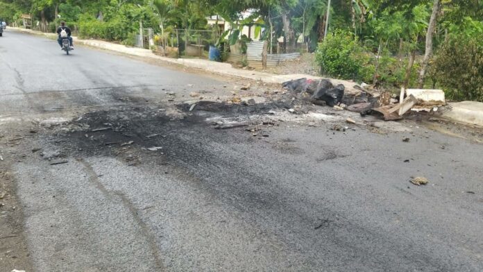 Queman neumáticos en las calles de Cotuí en rechazo apagones