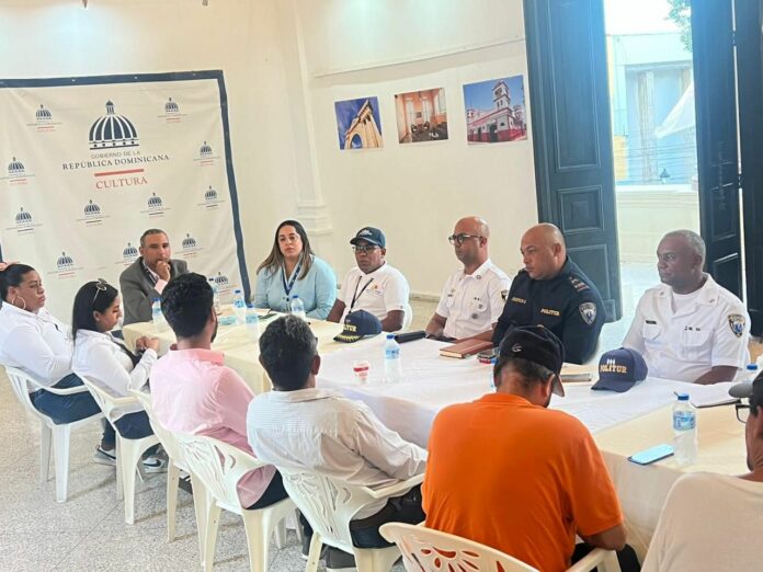 Alcaldía de Santiago impulsa diálogo entre Turismo, Politur y comerciantes del centro histórico