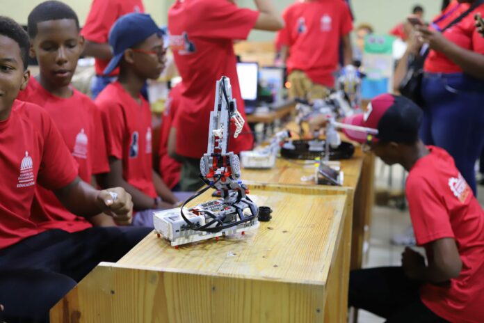 Más de 1,100 estudiantes participan en Campamento de Robótica