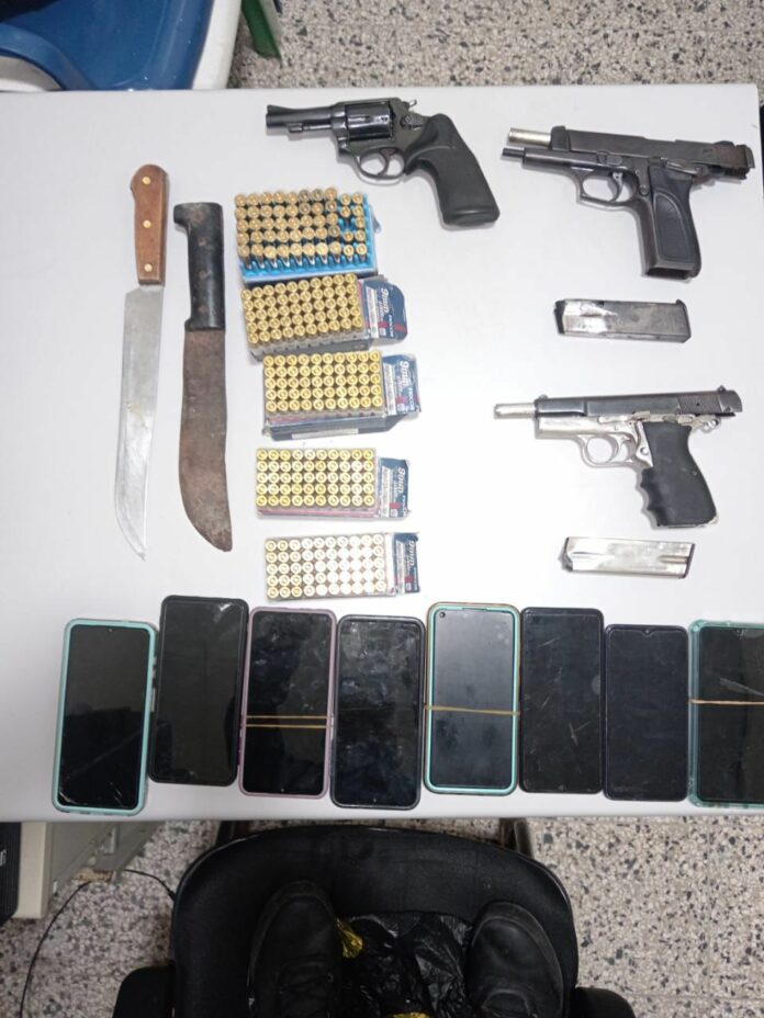 Policía arresta hombre en La Vega por posesión ilegal de armas de fuego