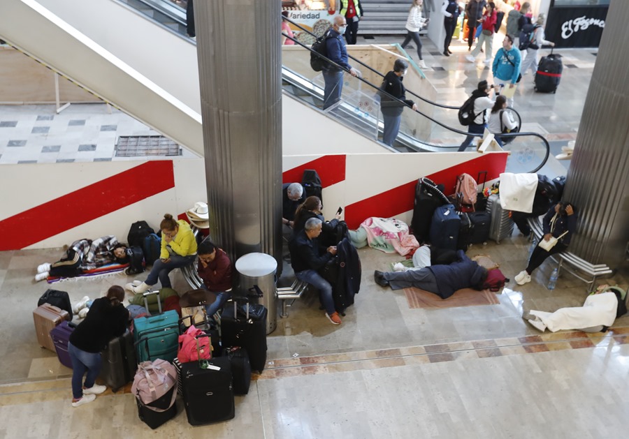 Viajeros afectados por el fallo de los sistemas de Microsoft, en el Aeropuerto Internacional de la Ciudad de México (México).