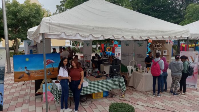 Jóvenes presentan feria de emprendedores en Azua; buscan crear un espacio de integración