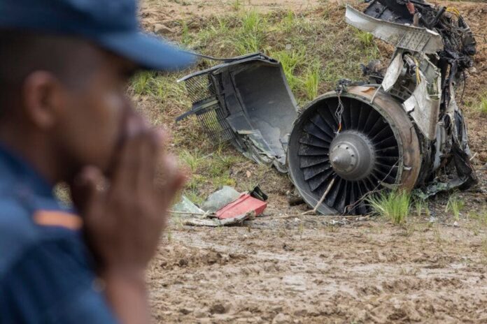 Avión se estrella en aeropuerto de Nepal y deja 18 muertos y un sobreviviente