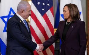 Kamala Harris saluda a Benjamin Netanyahu