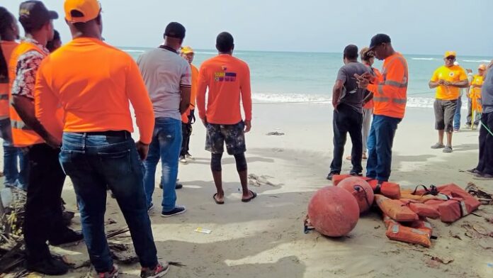 Defensa Civil busca victimas de naufragio en playa Guayacanes