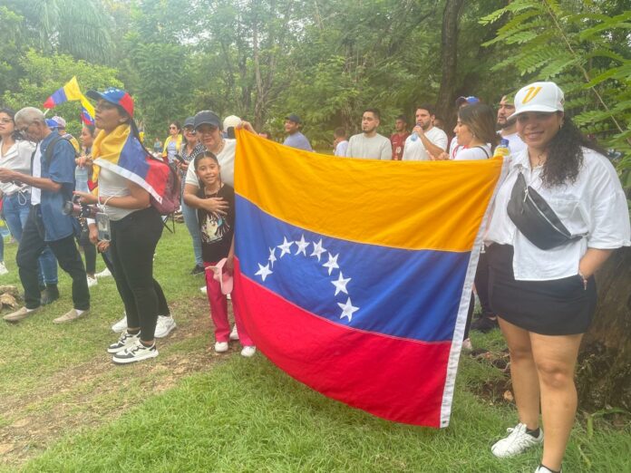 Venezolanos vociferan “este gobierno va a caer” frente a Consulado de RD