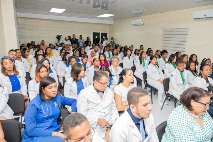 Hospital Jaime Mota cuenta con 70 médicos residentes; entregan salón de enseñanza