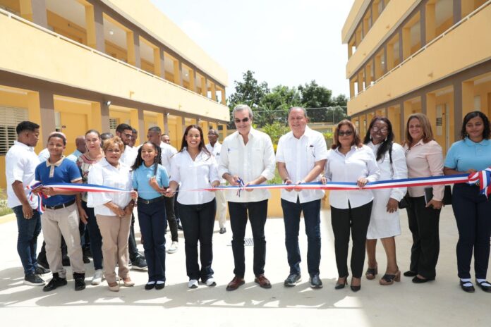 Abinader inaugura un liceo, dos estancias, un polideportivo y una cañada en SD