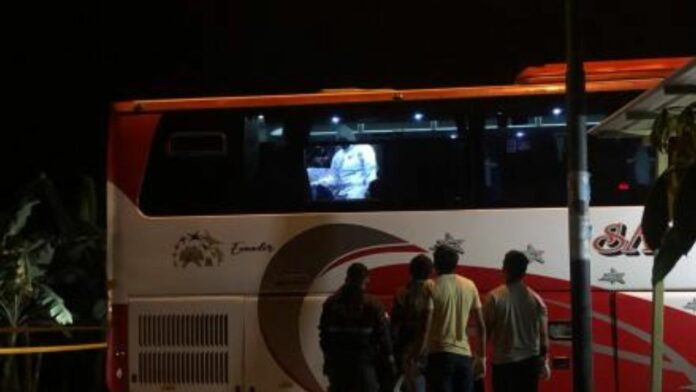 Asesinan a cinco miembros de una familia en un autobús interprovincial de Ecuador
