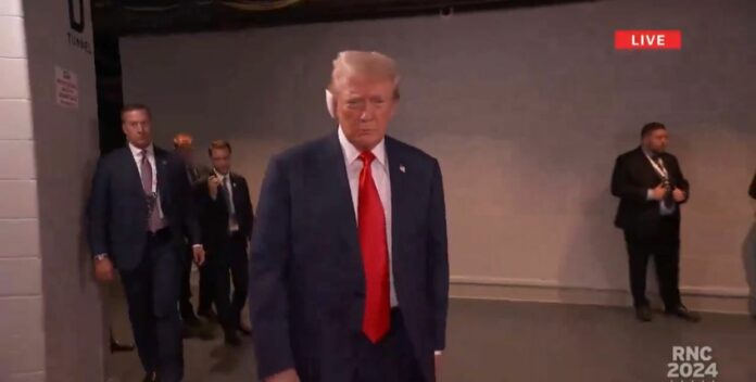 Donald Trump reaparece con la oreja vendada luego del intento de magnicidio en su contra