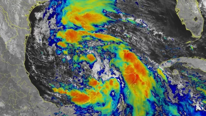 El centro de Beryl emerge sobre el Golfo de México y Texas está bajo alerta de huracán