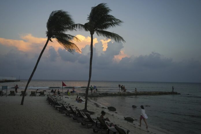 El huracán Beryl se dirige a México tras dejar destrucción en Jamaica y el Caribe oriental