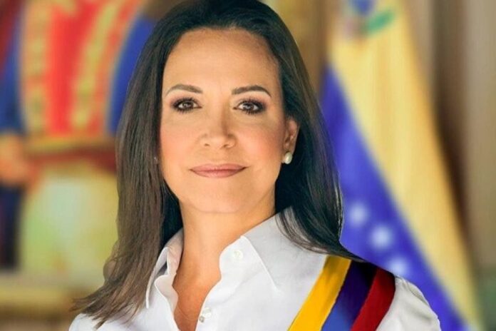 Elecciones en Venezuela: María Corina Machado recorrió bastiones chavistas en moto y recibe el respaldo ciudadano