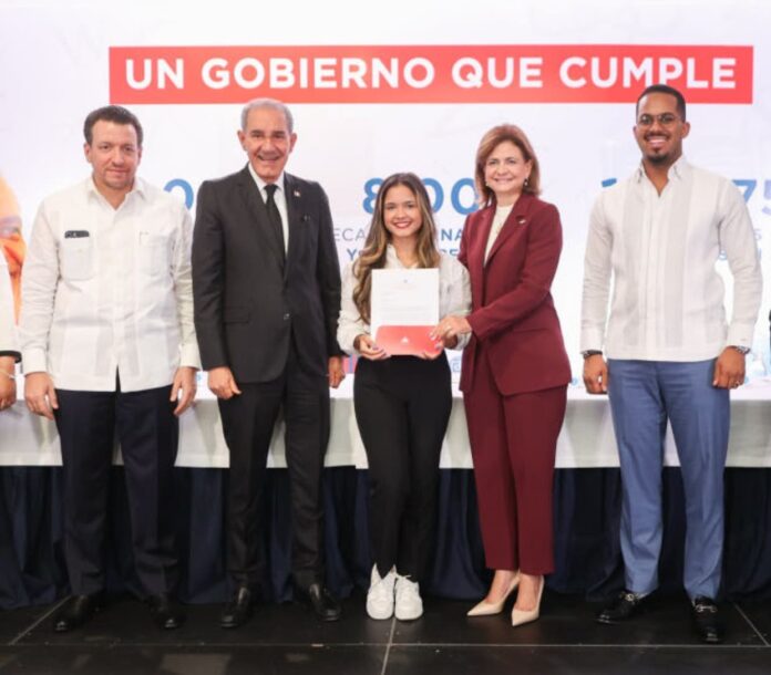 Estudiantes meritorios obtienen becas nacionales