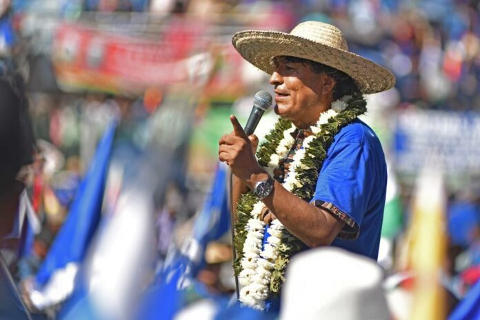 Evo Morales ante multitud en Bolivia