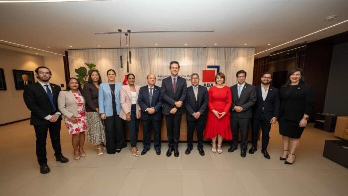 Expone a la misión del FMI resultados