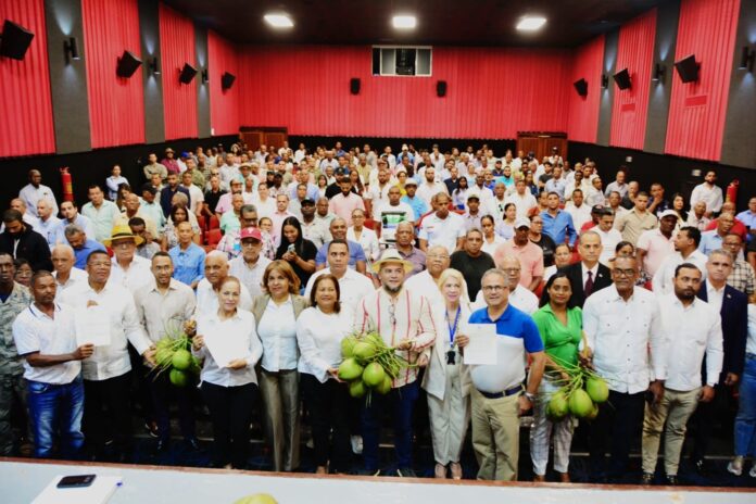 FEDA entrega 100,000 plántulas de coco a 300 productores