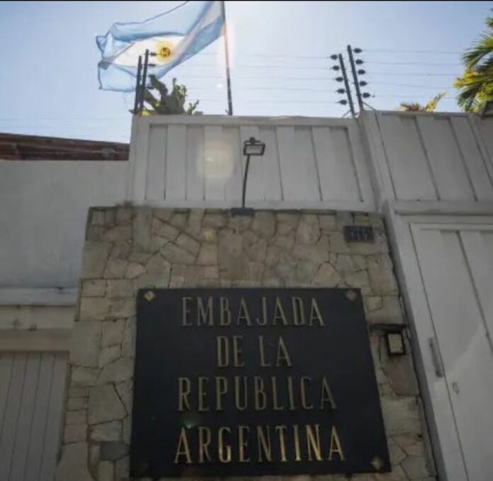 Gobierno venezolano cortó electricidad a Embajada de Argentina donde opositores están asilados