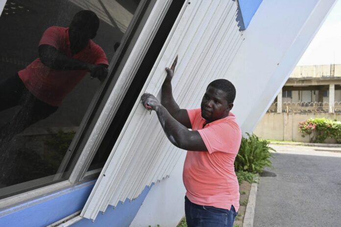 Huracán Beryl enfila Jamaica tras dejar al menos seis muertos en el sureste del Caribe