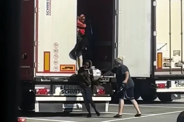 Italia busca a camionero que aparece en video golpeando a mujeres migrantes