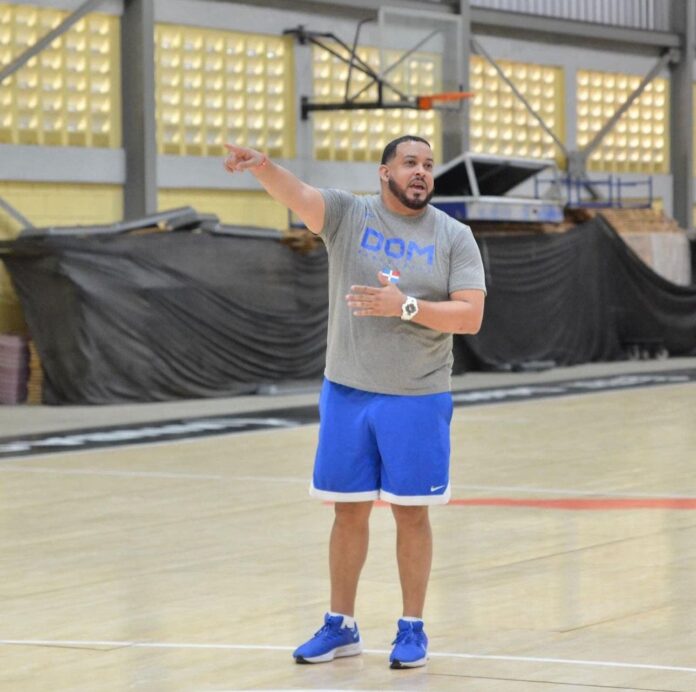 Jonathan Sarnelly sustituye a Carlos Medina como entrenador de Titanes