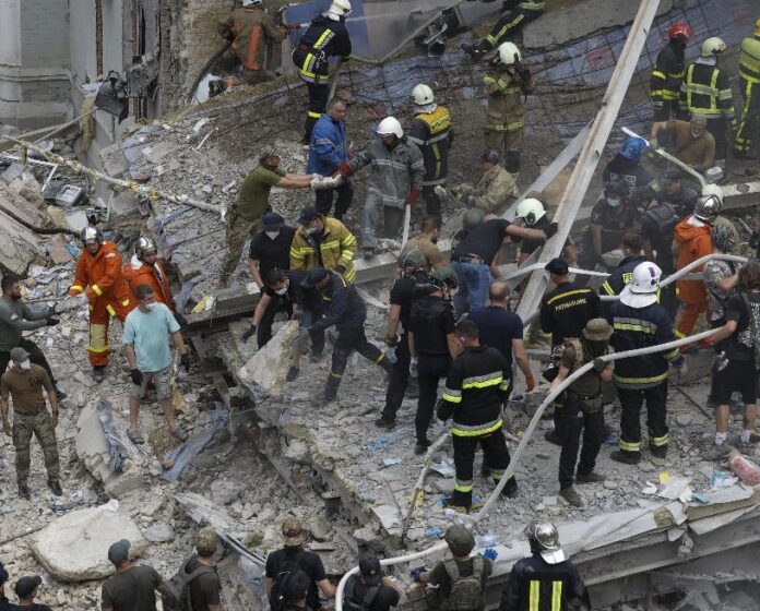 Lluvia misiles de Rusia mata a 32 personas Ucrania