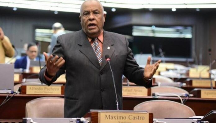 Luego de 38 años como legislador, Máximo Castro Silverio se despide de la CD