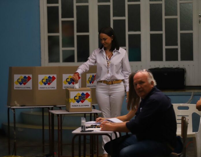 María Corina ejerce su voto: “el anhelo de ser libre es ya una certeza”