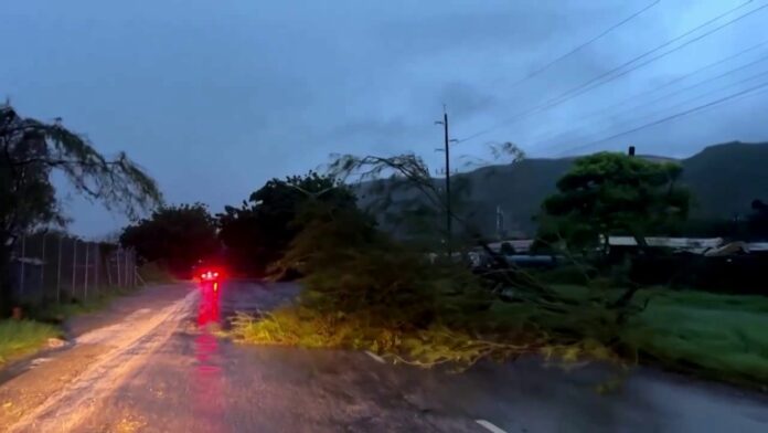 Más de 400,000 jamaiquinos están sin luz por el impacto del huracán Beryl