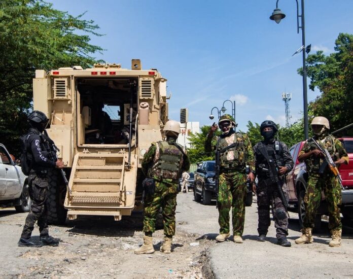 Miembros Consejo y jefe de Policía visitan fuerzas Kenia