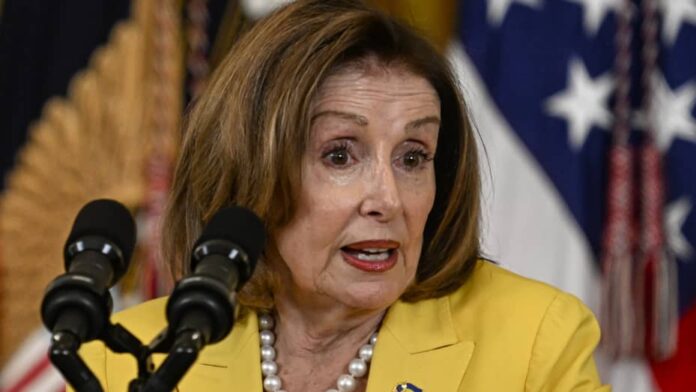 Nancy Pelosi sugiere a Biden repensar su candidatura