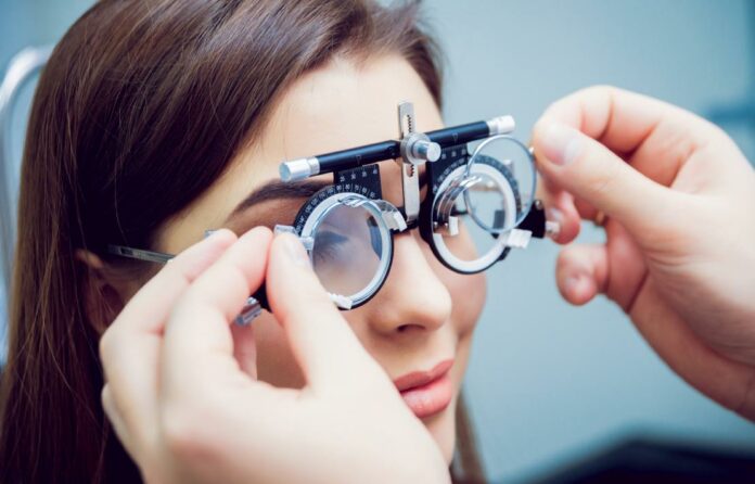 Optometrista destaca importancia del tratamiento para la baja visión y la ceguera